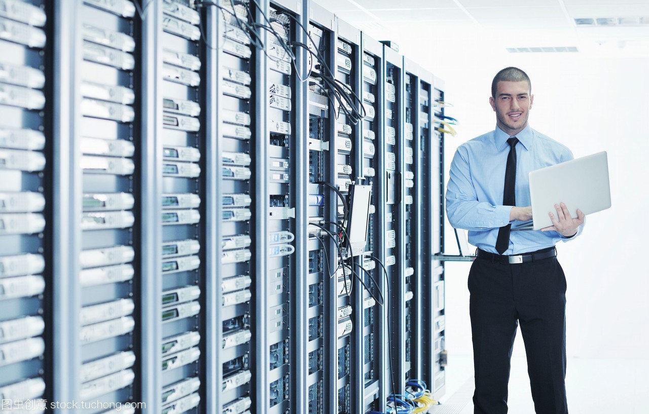 鋁薄光影中的數(shù)字脈搏 年輕工程師與服務(wù)器的未來對(duì)話